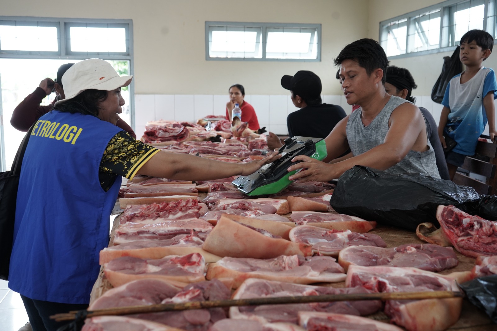 Disperindag Pasang QR Code di Timbangan Milik Pedagang di Pasar Sentral 3 IMG 20251124 WA0001