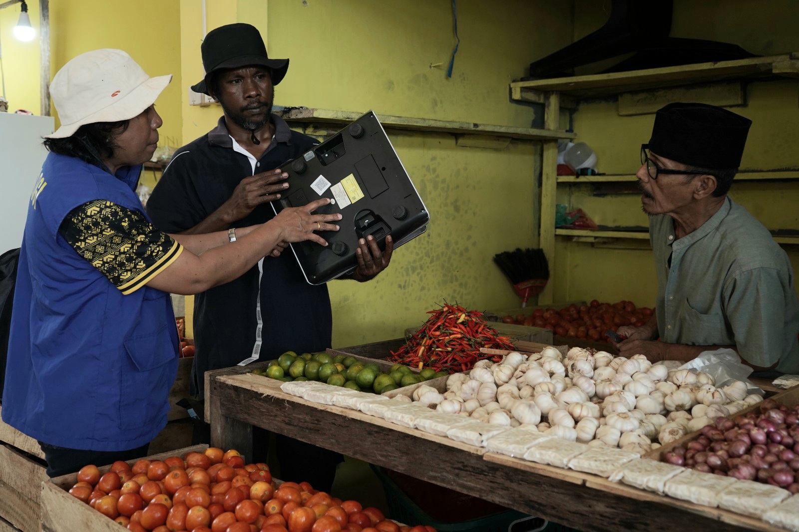 Disperindag Pasang QR Code di Timbangan Milik Pedagang di Pasar Sentral 1 IMG 20251124 WA0002