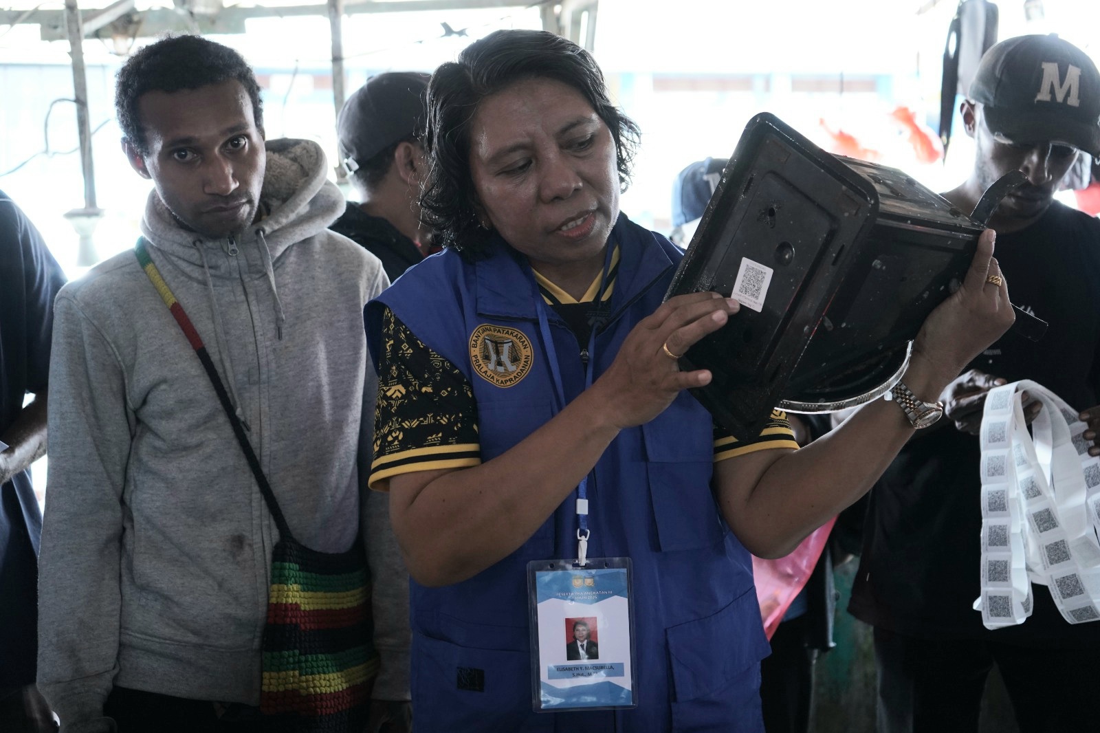 Disperindag Pasang QR Code di Timbangan Milik Pedagang di Pasar Sentral 2 IMG 20251124 WA0003